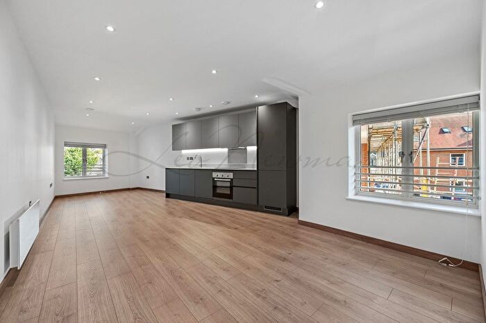 3 Bedroom Flat To Rent In Harvest Lane, Thames Ditton, KT7