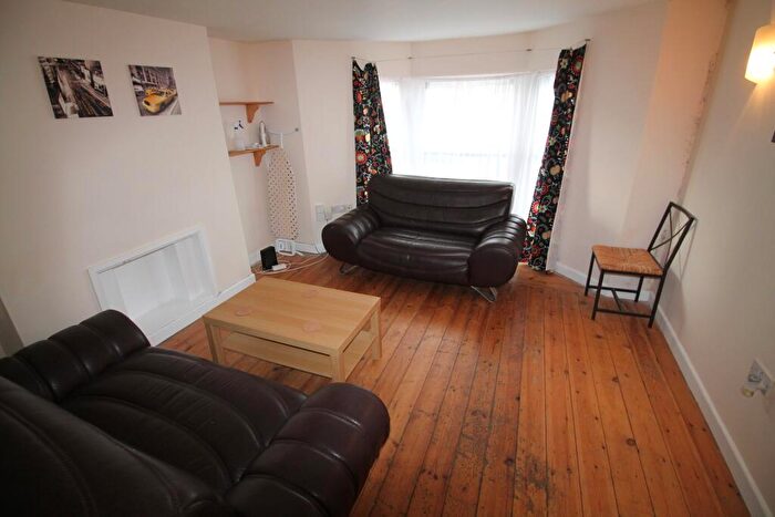 2 Bedroom Flat To Rent In Corporation Road, Grangetown, Cardiff, CF11