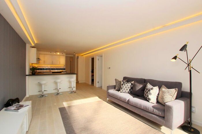 3 Bedroom Flat To Rent In Gleneldon Road, London SW16