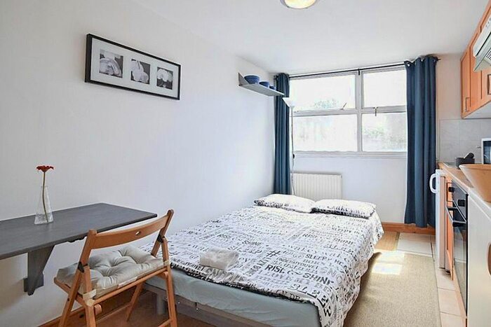 Studio To Rent In West Cromwell Road, Earls Court, London, SW5