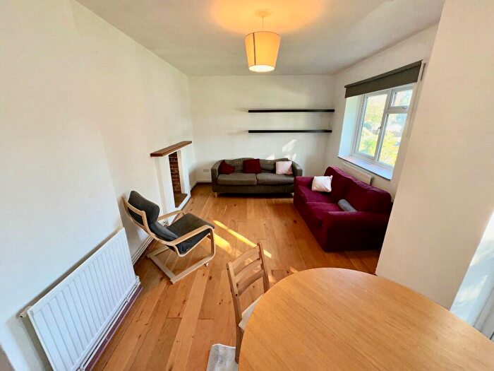 3 Bedroom Flat To Rent In Thornton Road, London, SW12