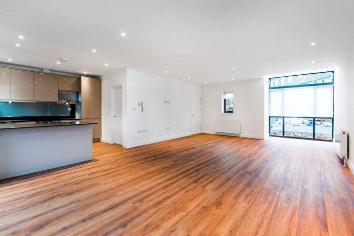 2 Bedroom House To Rent In East End Road, East Finchley, London, N2