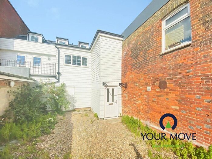 2 Bedroom Flat To Rent In High Street, Sittingbourne, Kent, ME10