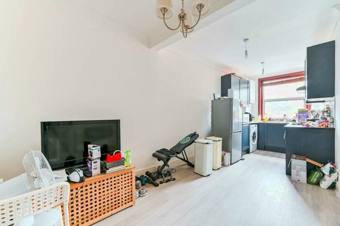 2 Bedroom Flat To Rent In Bridge Street, Pinner, HA5