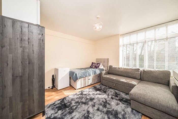 Studio To Rent In Churchill Gardens, Westminster, SW1V