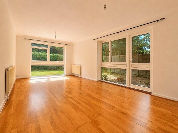 3 Bedroom Flat For Sale In Cedar Court, Windsor, SL4