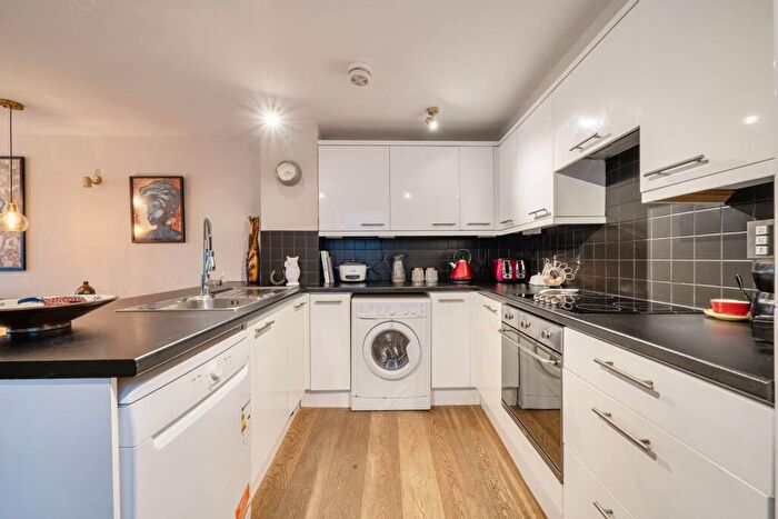 2 Bedroom Flat For Sale In Mears Close, Whitechapel, London, E1