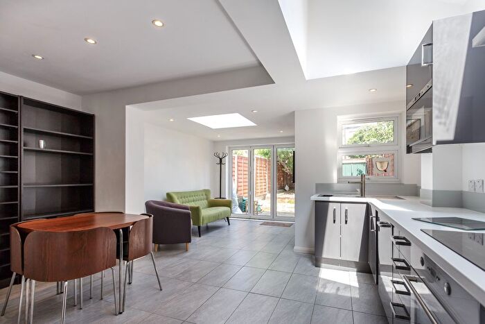 2 Bedroom Flat For Sale In Whitestile Road, Brentford, TW8