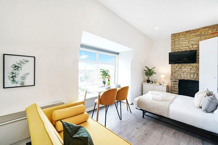 Studio To Rent In Green Lanes, London, N8