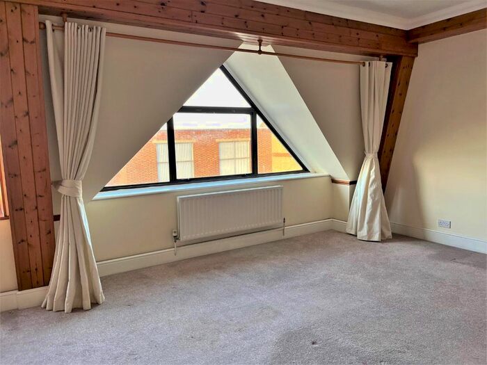 3 Bedroom Flat To Rent In High Street, Chatham, ME4