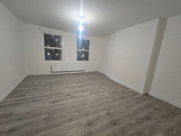 3 Bedroom Flat To Rent In Bow Road, London, E3
