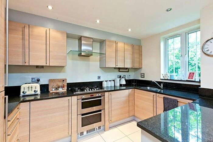 2 Bedroom Flat To Rent In Temple Court, Monument Hill, Weybridge, KT13