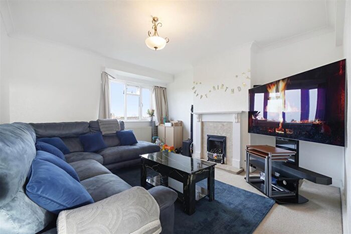 2 Bedroom Flat To Rent In Oakhall Court, Sunbury-On-Thames, TW16