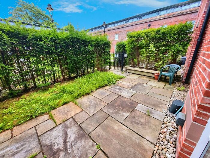 1 Bedroom Flat To Rent In Walkershall Way, Manchester, Greater Manchester, M20