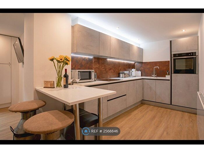 2 Bedroom Flat To Rent In Wood Street, Swindon, SN1