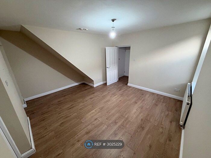2 Bedroom Flat To Rent In Mersey Road, Widnes, WA8