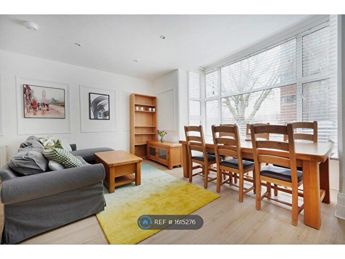 2 Bedroom Flat To Rent In High Road, London, N2