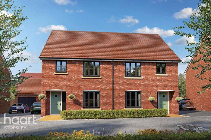 3 Bedroom End Of Terrace House For Sale In Grange Farm, Bovingdon Village, HP3