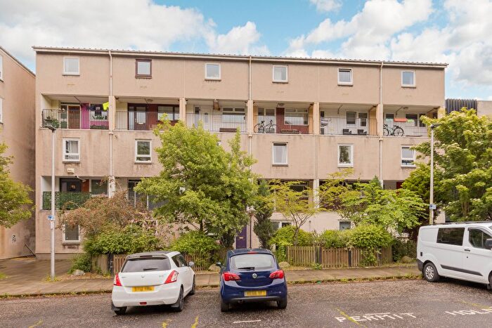 2 Bedroom Maisonette For Sale In / Viewcraig Gardens, Edinburgh, EH8