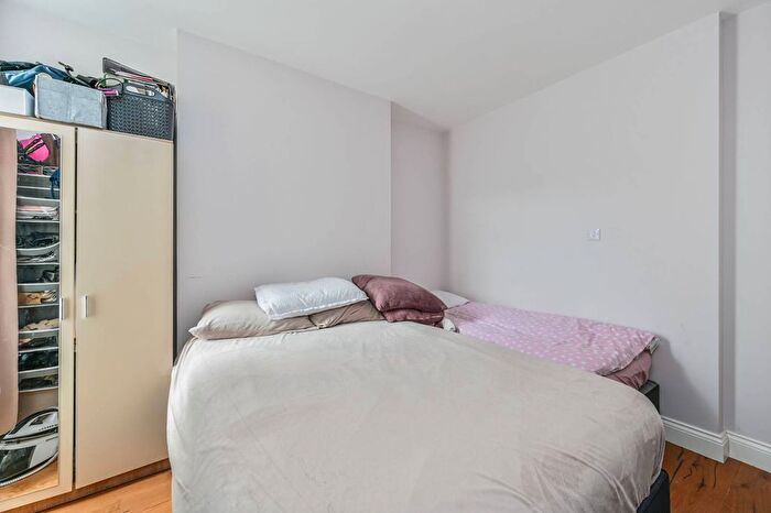 1 Bedroom Flat To Rent In Heyford Avenue, Oval, SW8