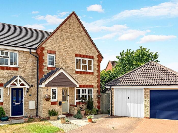 3 Bedroom Semi-detached House For Sale In Rawdon Way, Faringdon, SN7