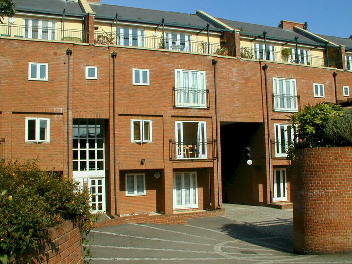 2 Bedroom Apartment To Rent In Berkley Court, B1