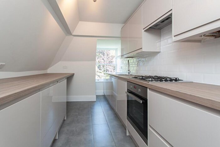 2 Bedroom Flat To Rent In Bolingbroke Grove, SW11