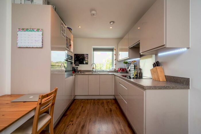 2 Bedroom Flat To Rent In Station View, Guildford, GU1