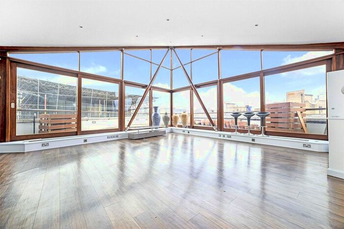 3 Bedroom Flat To Rent In Triangle Court, Three Oak Lane, Shad Thames, London, SE1