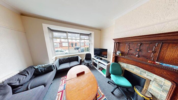 5 Bedroom House To Rent In Estcourt Avenue, Leeds, LS6