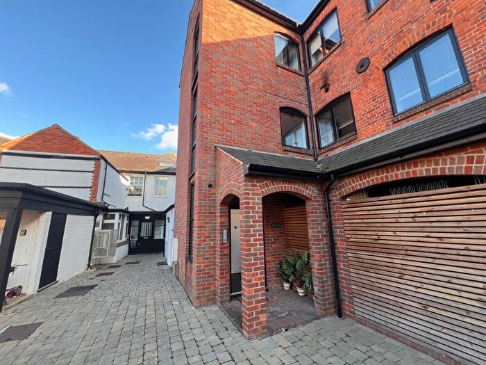2 Bedroom Flat To Rent In The Broadway, High Street, Chesham, HP5