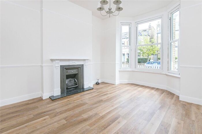 2 Bedroom Flat To Rent In Sarsfeld Road, Balham, London, SW12