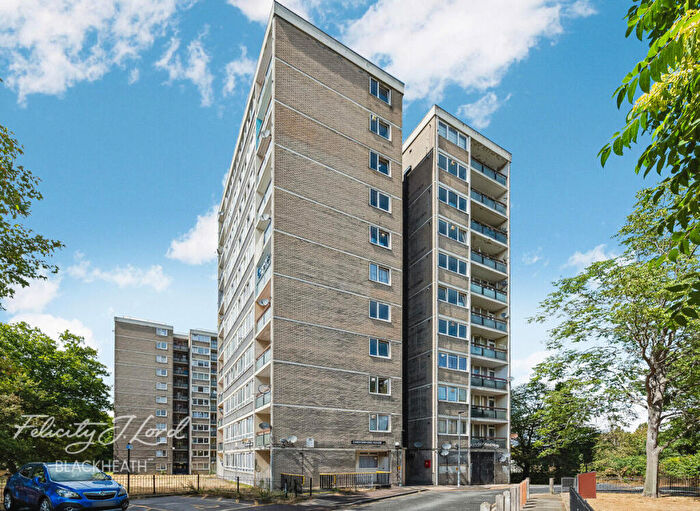 2 Bedroom Flat For Sale In Portway Gardens, Woolwich, SE18