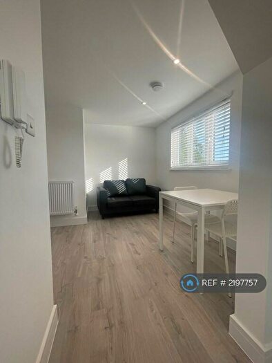 1 Bedroom Flat To Rent In Queensland Avenue, London, N18