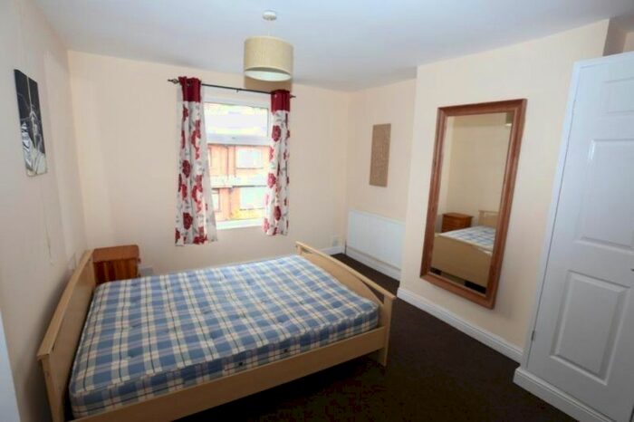 2 Bedroom End Of Terrace House To Rent In Vicarage Terrace, Kirkstall, Leeds, LS5