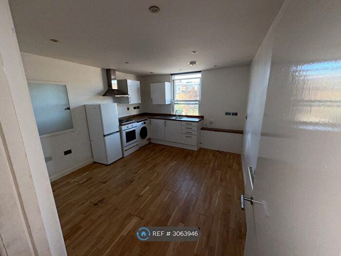 1 Bedroom Flat To Rent In Blakenham Road, London, SW17