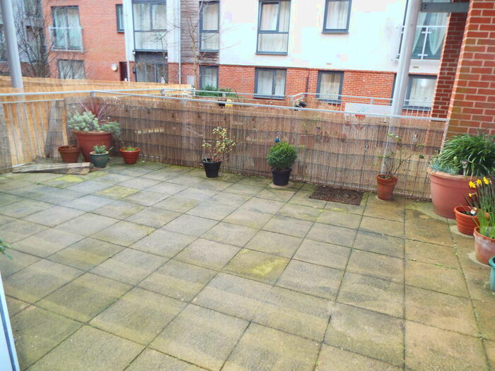 1 Bedroom Apartment To Rent In Polymond House Castle Way., SO14