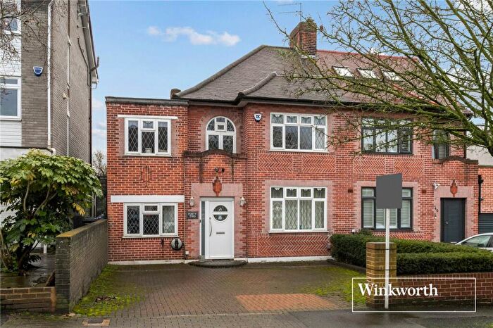 3 Bedroom Semi Detached House For Sale In Beechwood Avenue, Finchley, London, N3