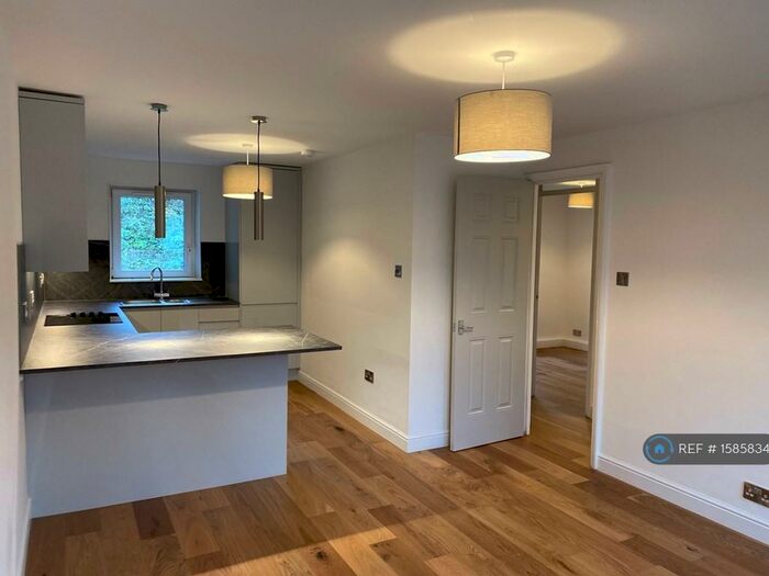 2 Bedroom Flat To Rent In Orchard Brae Gardens, Edinburgh, EH4