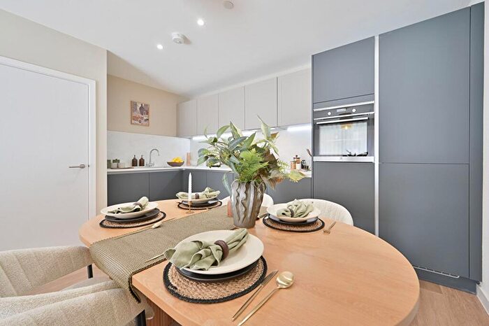 3 Bedroom Flat For Sale In Hendon Waterside, Hendon, NW9