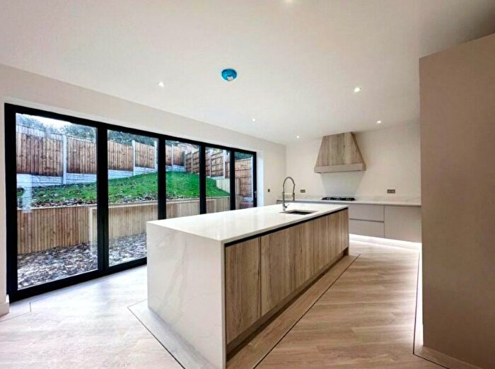 3 Bedroom Flat To Rent In Aldbourne, London, W12