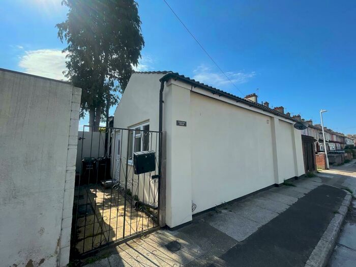 2 Bedroom Bungalow To Rent In Coulton Avenue, Northfleet, DA11