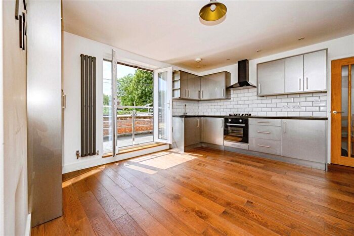 3 Bedroom Flat For Sale In West Street, Dunstable, Bedfordshire, LU6
