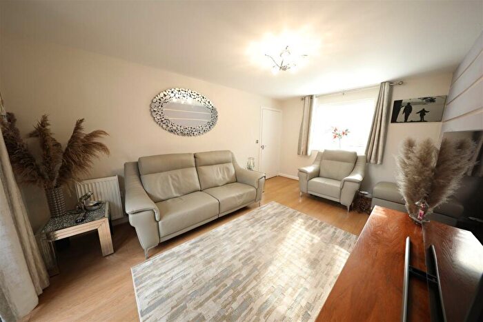 3 Bedroom Semi-Detached House For Sale In Woodheys Park, Kingswood, Hull, HU7