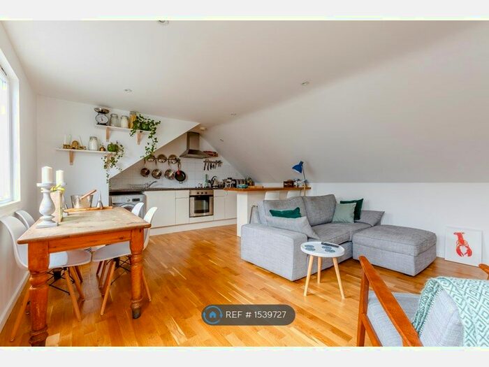 2 Bedroom Flat To Rent In Palace Road, London, SW2