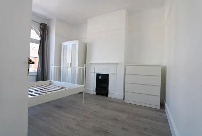 4 Bedroom Flat To Rent In Undine Street, London, SW17
