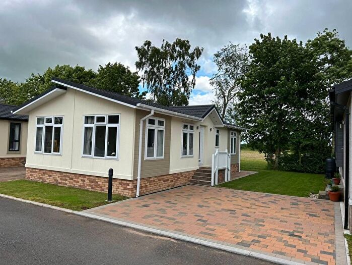 2 Bedroom Mobile/park Home For Sale In York Road, Elvington, York, YO41