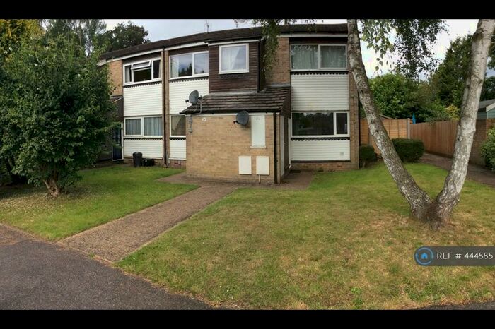2 Bedroom Maisonette To Rent In Larch Drive, Woodley, RG5