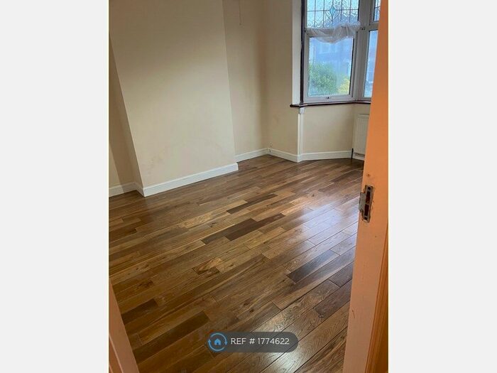 2 Bedroom End Of Terrace House To Rent In Mayfair Avenue, Ilford, IG1