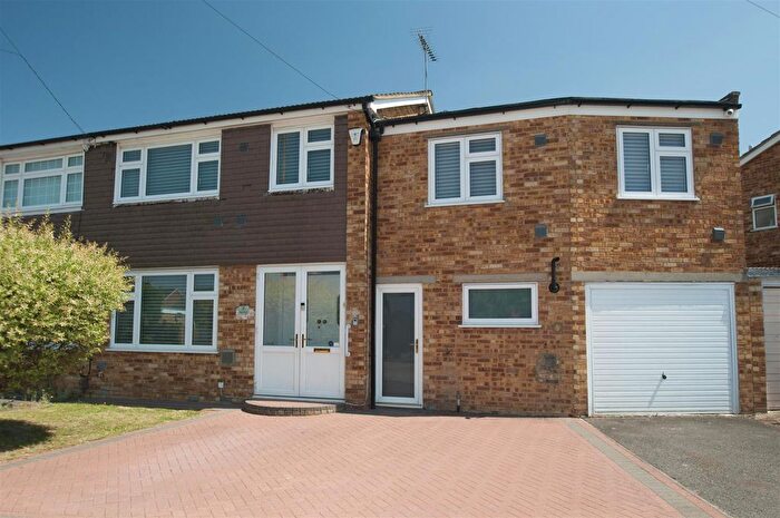 5 Bedroom Semi-Detached House For Sale In Rodney Way, Colnbrook, SL3
